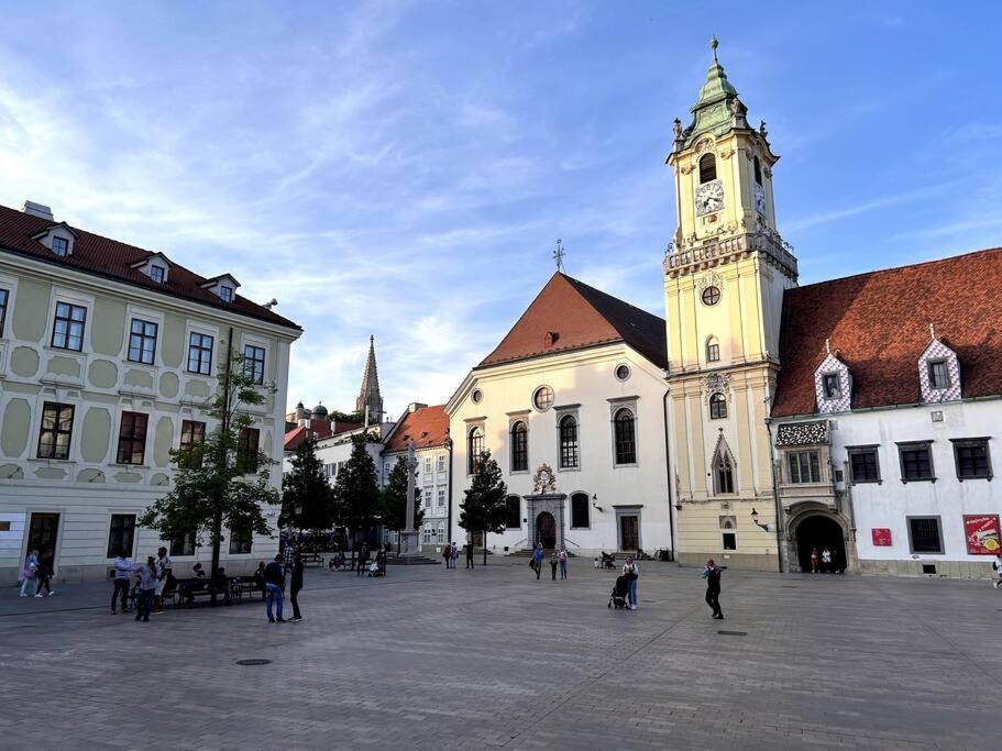 Luxurious And Royal Apartment In The Old Town Bratislava Exteriér fotografie